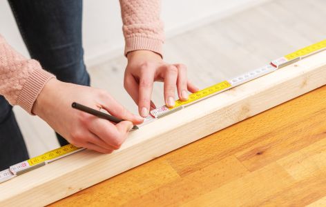 Mit Meterstab und Bleistift Maße anzeichnen.