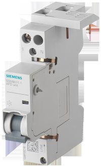 Ein detailliertes Produktfoto eines hellgrauen Siemens-Brandschutzschalters (AFDD). Das hochformatige technische Bauteil für den Sicherungskasten verfügt über mehrere Anschlussklemmen, einen grauen Kippschalter sowie aufgedruckte Modellnummern und Spezifi