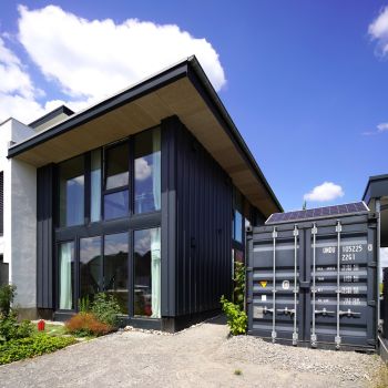 Frontalansicht Haus mit Seecontainer