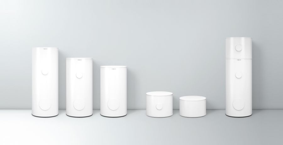 Eine professionelle Produktübersicht zeigt sechs verschiedene weiße Speicherbehälter in unterschiedlichen Größen und Höhen, von kompakten Reihenpuffern bis hin zu großen Kombispeichern, vor einem neutralen grauen Hintergrund.