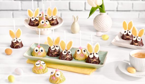 Oster cake-pops mit kleinen Osterhasen und Küken