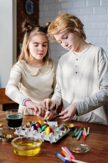 Kinder gestalten Ostereier Deko mit Farbe kreativ