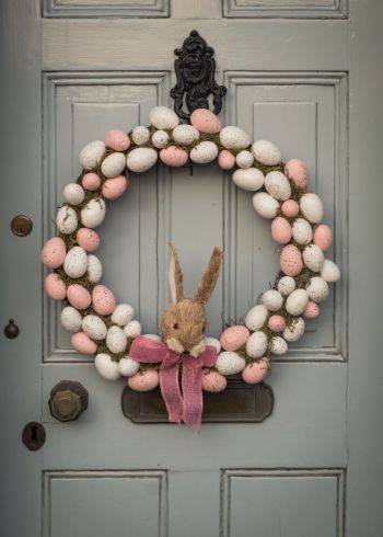 hauseingang osterdeko außen selber machen für draußen Osterkranz Haustür mit Ostereiern Hase
