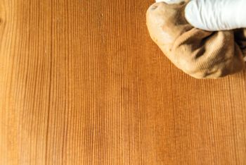 Holz wird mit Wachs poliert
