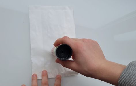 Brottüte bekleben