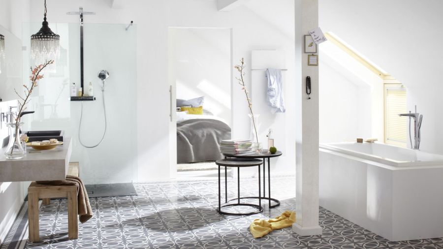 Badezimmer mit angrenzendem Schlafzimmer