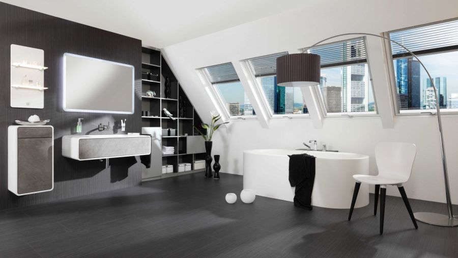 Modernes Badezimmer in Grau- und Weißtönen, mit vielen Fenstern, mit Blick auf Hochhaus-Skyline