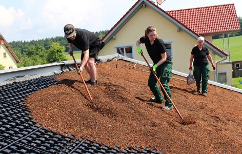 Aufbau einer extensiven Dachbegrünung auf einem Schrägdach: Ausbringen des Substrats