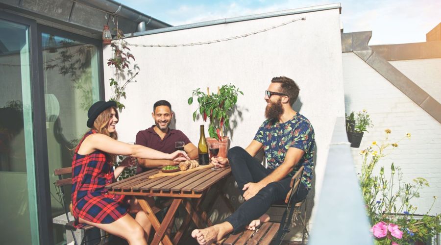 Freunde sitzen auf dem Balkon zusammen