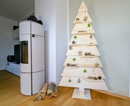 Geschmückter Holz-Weihnachtsbaum