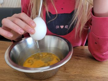 ostereier auspusten trick ausblasen mit strohhalm