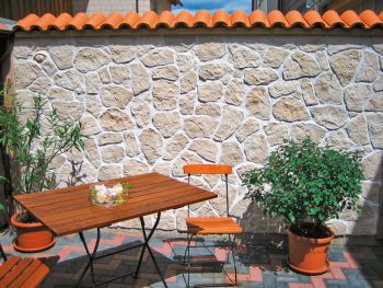 Mediterran gestaltete Mauer