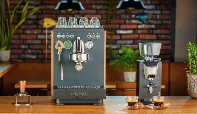 ^Siebträger-Kaffeemaschine und Kaffeemühle