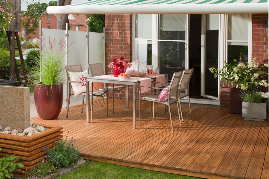 Holzterrasse mit Gartentisch und Stühlen