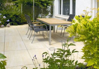 Moderne Keramikfliesen-Terrasse mit großformatigen Outdoor-Platten