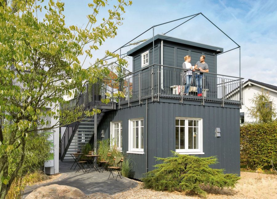 Ein Paar steht auf ihrem Minihaus mit Dachterrasse