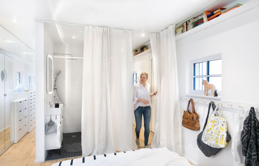 Zentraler Block mit Sanitärräumen und Küche im Mini-Haus