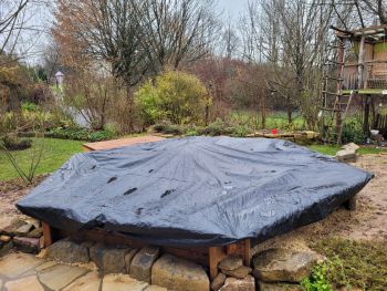 Abgedeckter Pool im Herbst