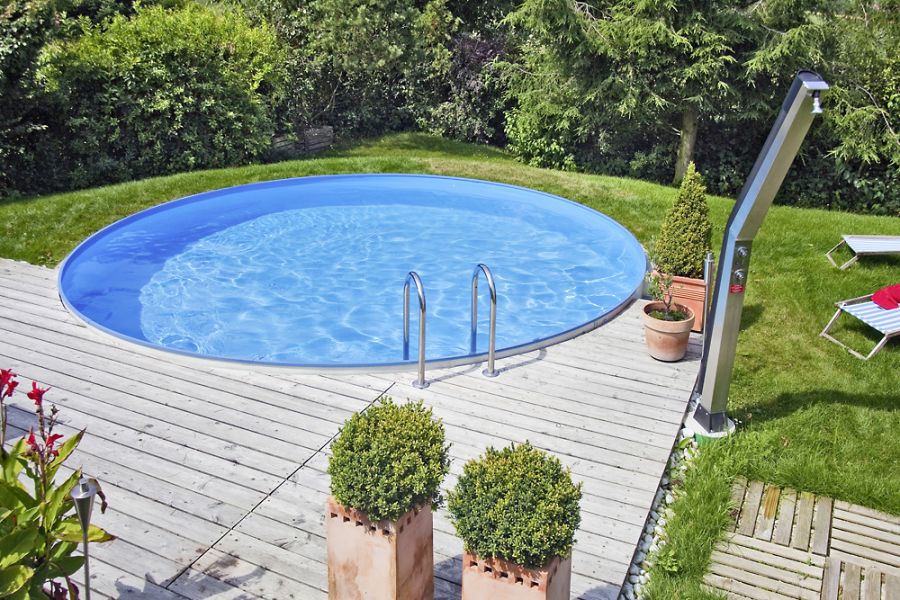 Kleiner Pool aus Stahlwand im Garten