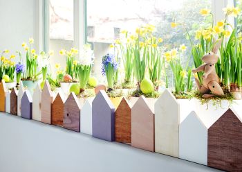 Fensterdeko Frühlingbasteln Frühlingsdeko Fensterbank Holz Deko Frühling selber machen