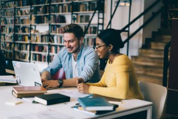Studenten in der Unibibliothek