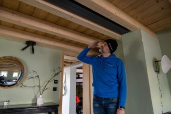 Mann blickt an die niedrige Decke