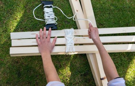 Hände knoten Holzleisten zusammen