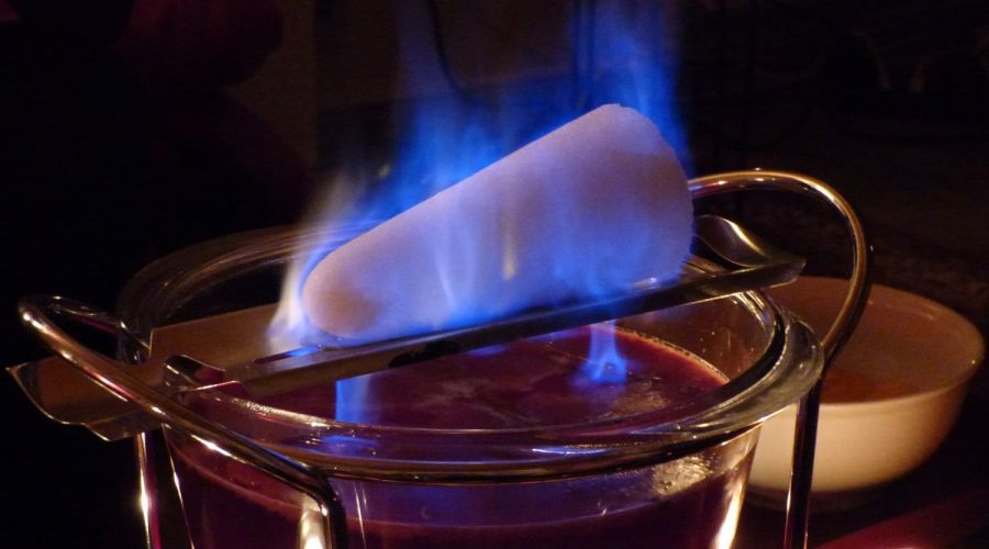 Feuerzangenbowle mit brennendem Zuckerhut