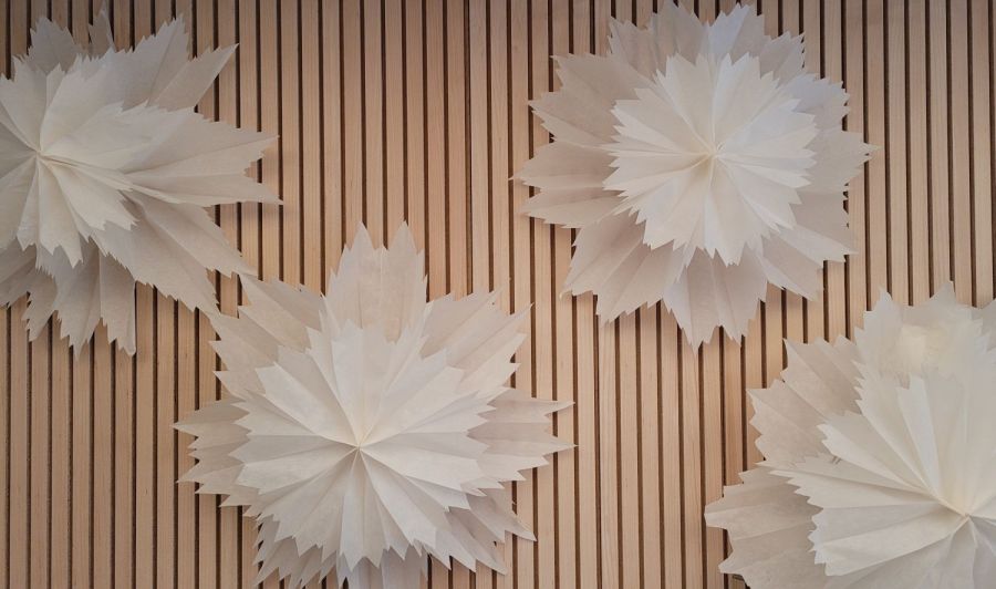 Papiersterne aus Brottüten basteln Anleitung