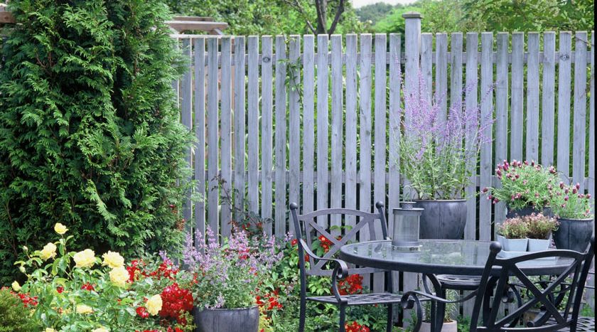 Terrasse mit Gartenzaun