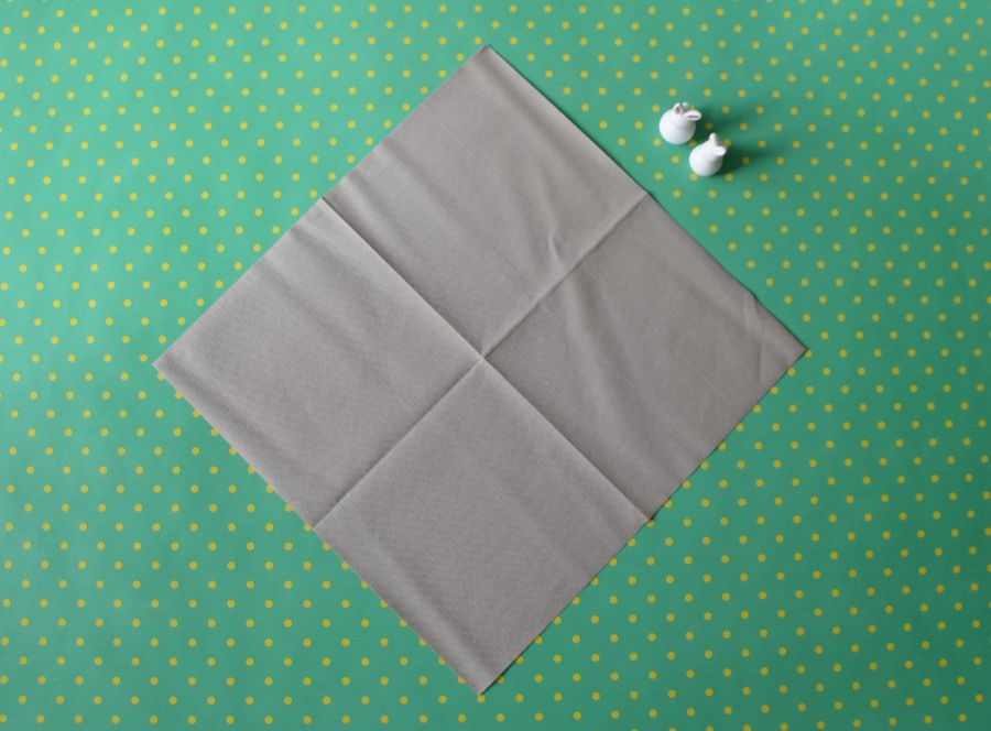 Serviette auf Tischtuch