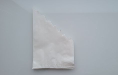 Schnittkante auf Brottüten für Papierstern