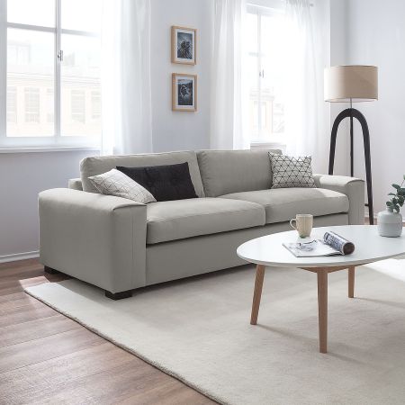 Wohnzimmer mit weißen Vorhängen