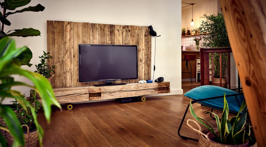 Selbstgebautes Lowboard aus, Holz, auf dem ein Fernseher steht
