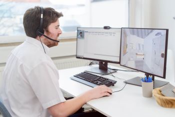 Mann erstellt 3D-Planung fürs Badezimmer am PC