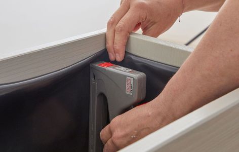 Schmales Hochbeet für den Balkon selber bauen: Auskleiden mit Teichfolie