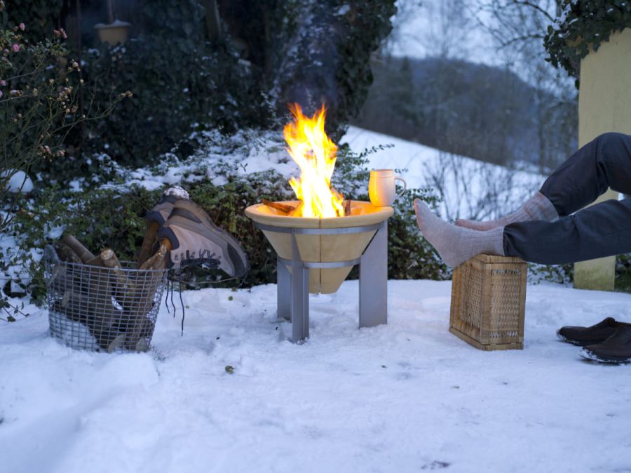 Feuerschale als wärmender Feuerspeicher und Wärmequelle im Garten Feuer im Garten