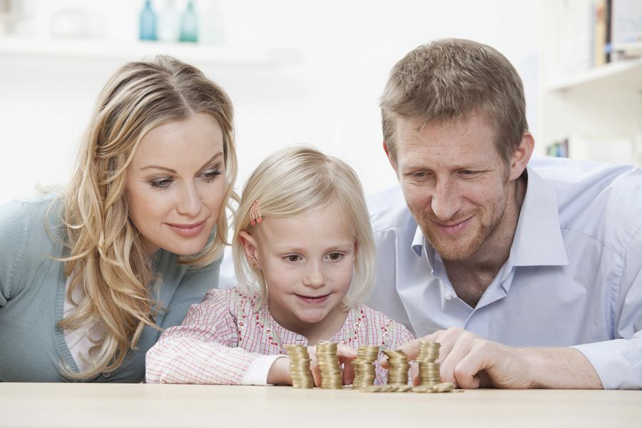 Familie spart für Hauskauf