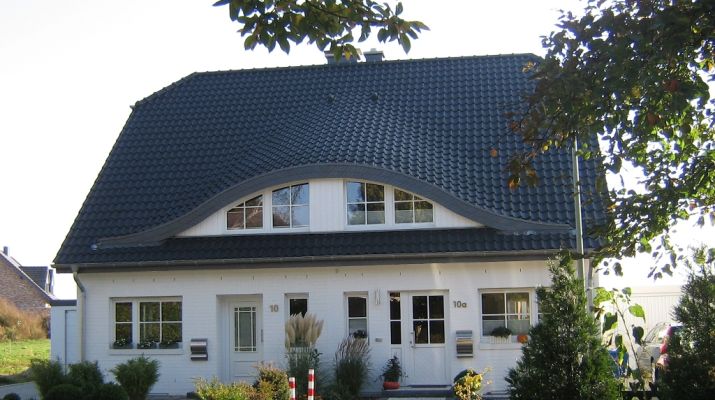 Fledermausgaube auf einem Ziegeldach