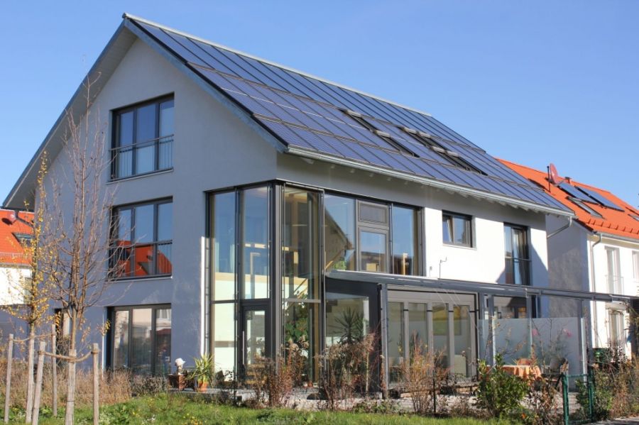 Sonnenhaus mit großen Fensterflächen