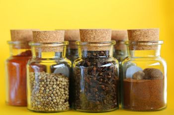 Verschiedene Gewürze im Glas