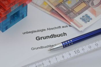 Grundbuch liegt auf dem Tisch