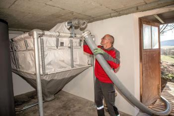 Pelletlager mit Pelletsilo anlieferung holzpellets lieferung saugrüssel lager befüllen