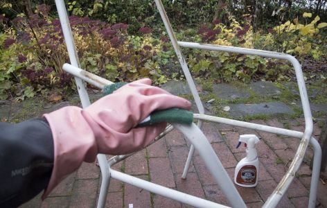 Gartenstuhl Gestell reinigen