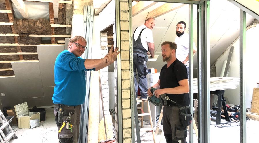 Stuckateure beim Verkleidung des Dachgeschosses mit Gipskartonplatten