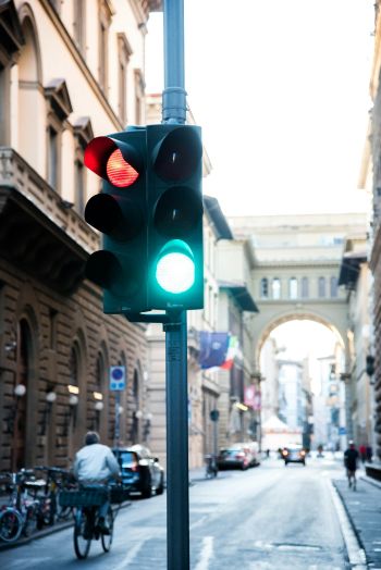 Leuchtende Ampel im Straßenverkehr