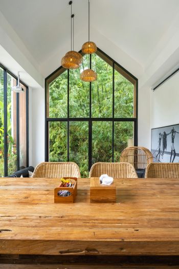 Großes Fenster mit Blick ins Grüne