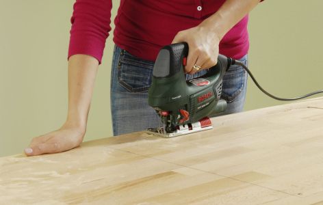 Ausschnitt für die Küchenspüle auf der Arbeitsplatte ausschneiden
