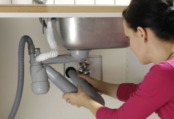 Siphon und Abfluss unter der Küchenspüle anschließen