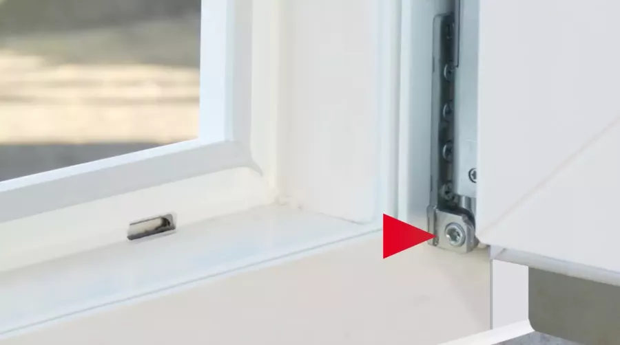 An der unteren Stellschraube lässt sich das Fenster einstellen.